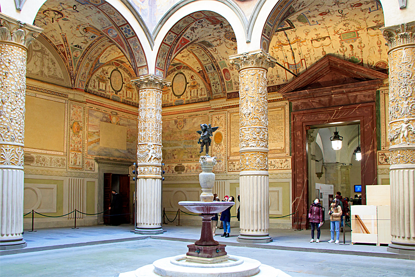 Innenhof des Palazzo Vecchio mit Brunnen und Lünetten 