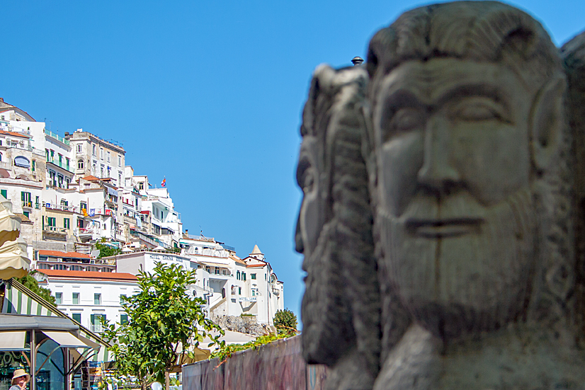 Die weißen Häuser von Amalfi an der Steilküste