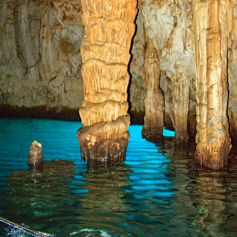 Fahrt mit dem Boot durch die Grotta dello Smeraldo