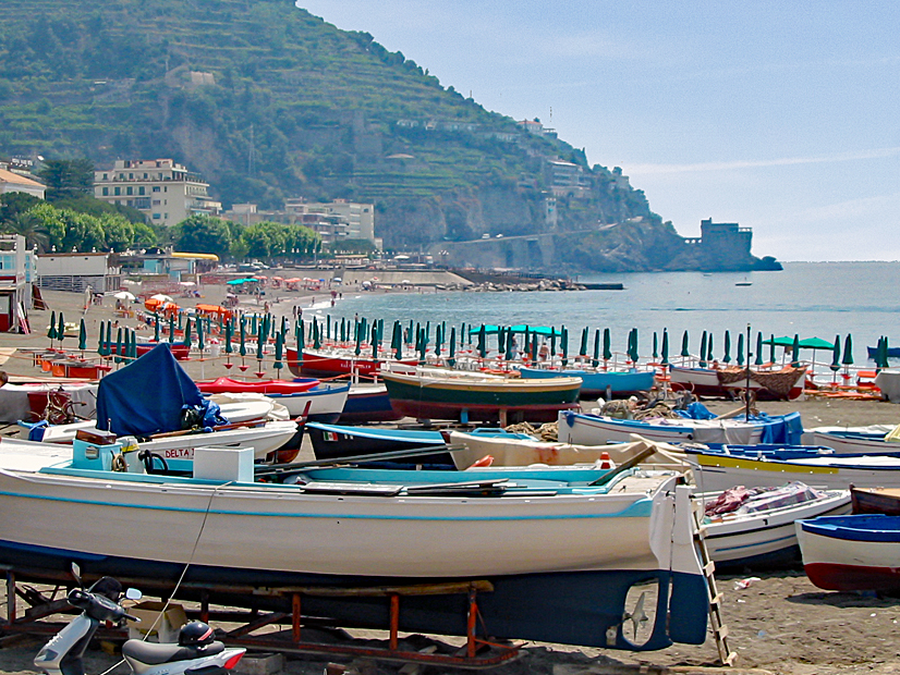 Strand und Fischerhafen von Minori