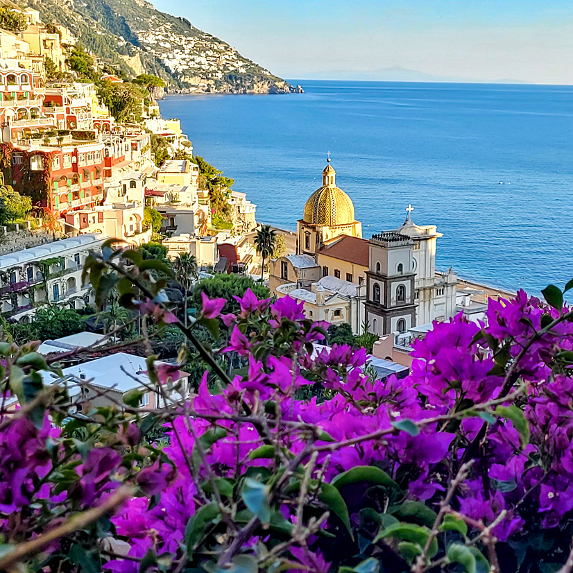 Positano mit seiner Blütenpracht und der Kathedrale