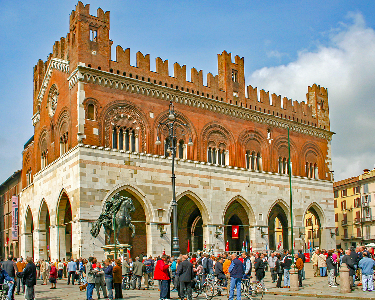 Piacenza Piazza Cavalli mit Palazzo Gotico