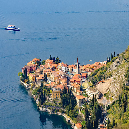 Varenna liegt malerisch in der Seemitte des Comer Sees