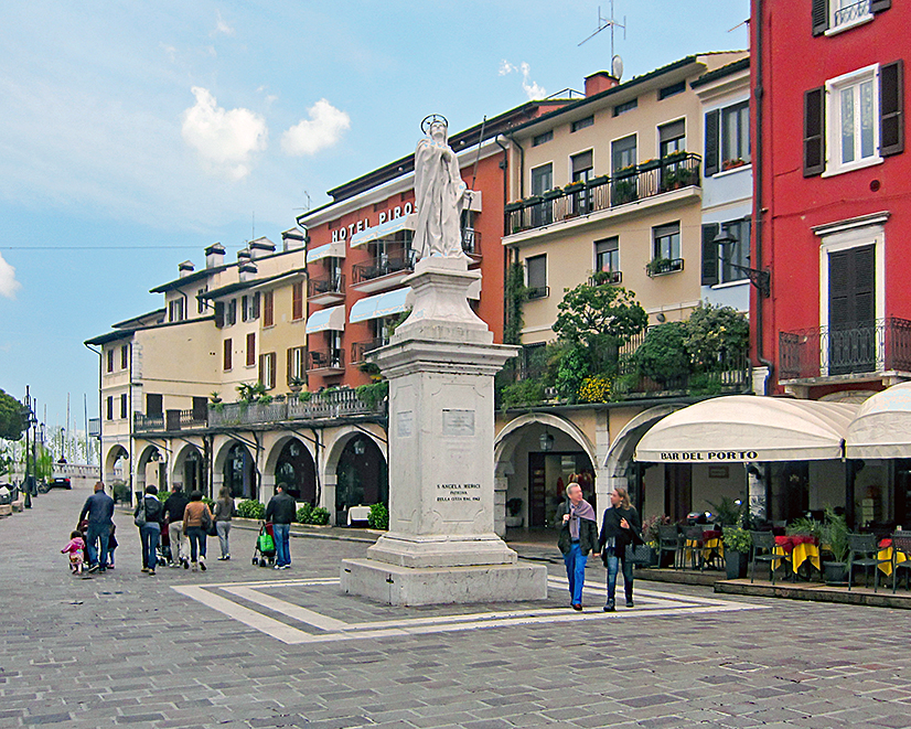 Piazza Giuseppe Malvezzi Piazza Giuseppe Malvezzi - Desenzano del Garda