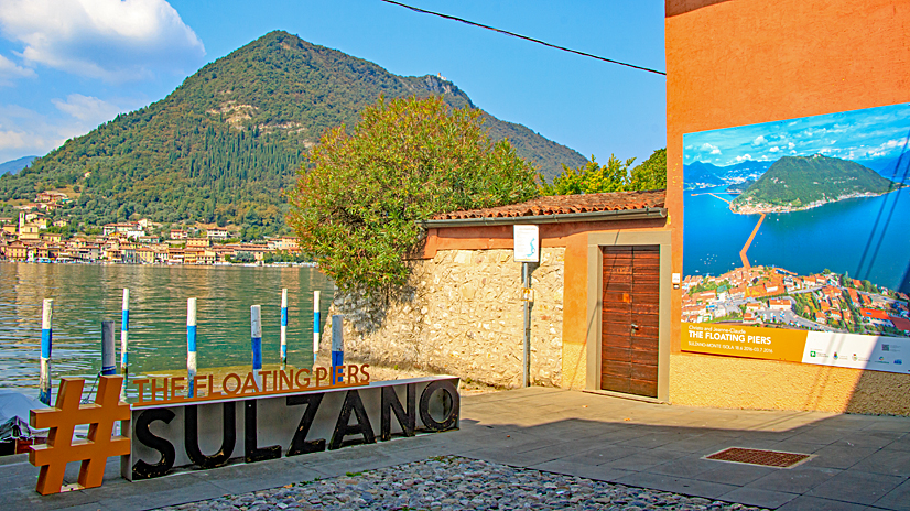 Die schwimmenden Brücken Floating Piers auf dem Iseosee