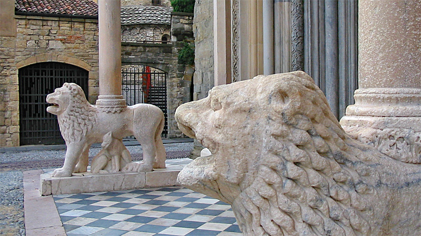 weiße Löwen vor dem südlichen Portal der Basilika Santa Maria Maggiore