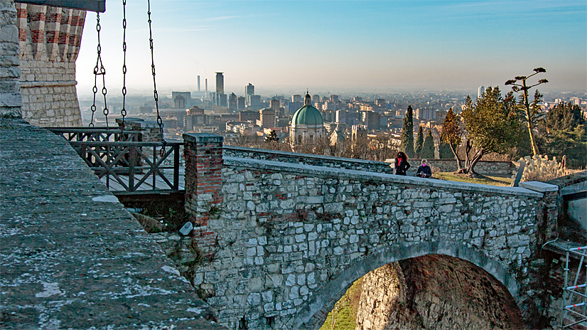 Blick von der Zugbrücke des Castello über Brescia