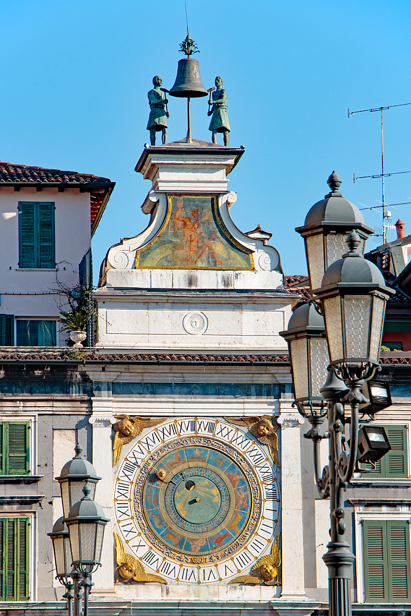 Uhrturm mit der astronomischen Uhr Uhrturm mit Sonnenuhr