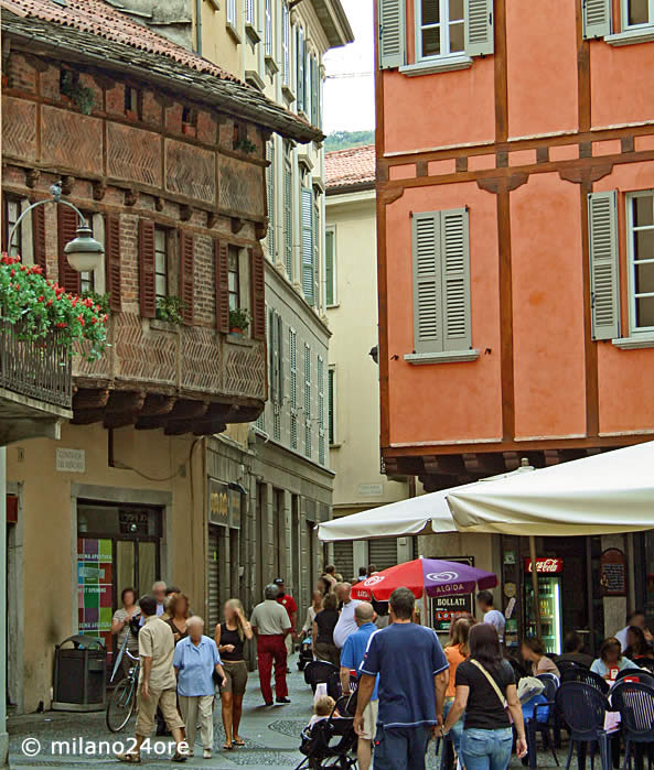 Gasse im mittelalterlichen Zentrum von Como
