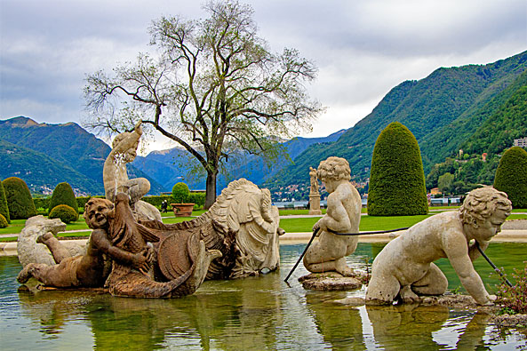 Brunnen in Villa Olmo mit Putten im Brunnen und Seeungeheuer