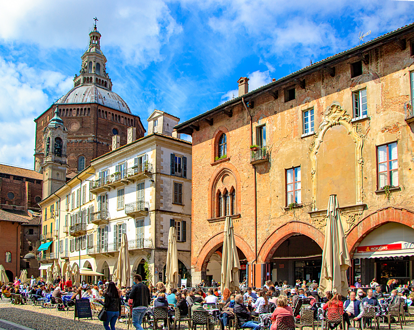 Piazza della Vittoria im Zentrum von Pavia Piazza della Vittoria im Zentrum von Pavia