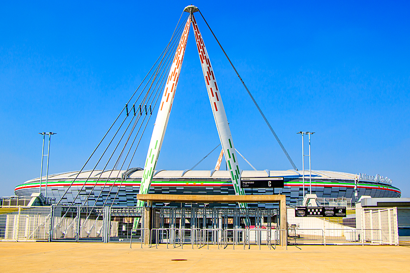 Juventus Stadium mit den beiden 86 Meter hohen Pfeilern an der Nord- und Südseite hinter den Toren.