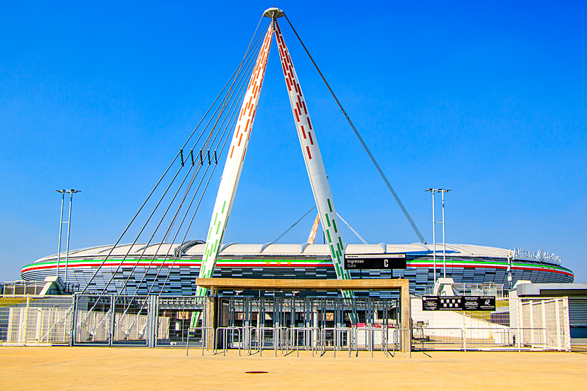 Juventus Stadium Turin Juventus Stadium mit den beiden 86 Meter hohen Pfeilern an der Nord- und Südseite hinter den Toren.