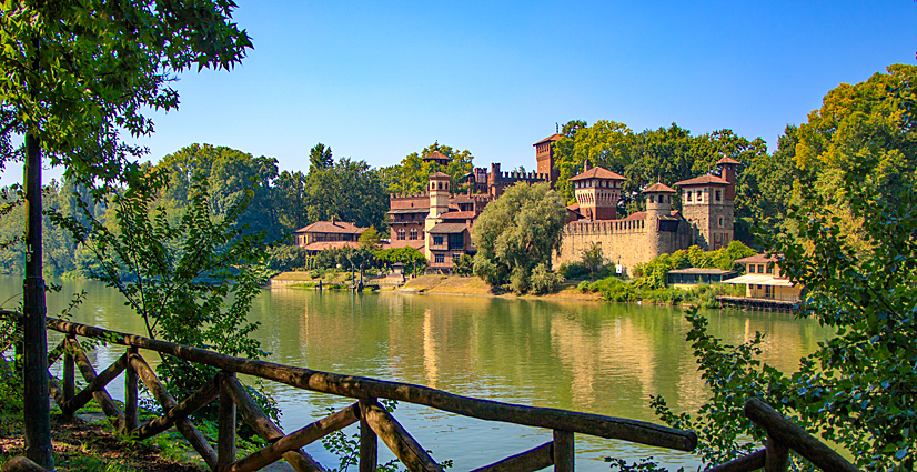Am Flussufer des Po liegt wenige Kilometer südlich von Turin der Valentino Park.