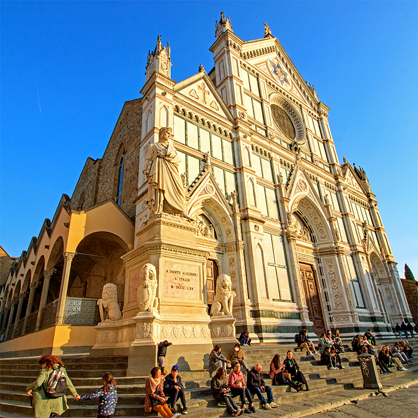 Basilika Santa Croce mit der Statue von Dante Alighieri Basilika Santa Croce mit der Statue von Dante Alighieri