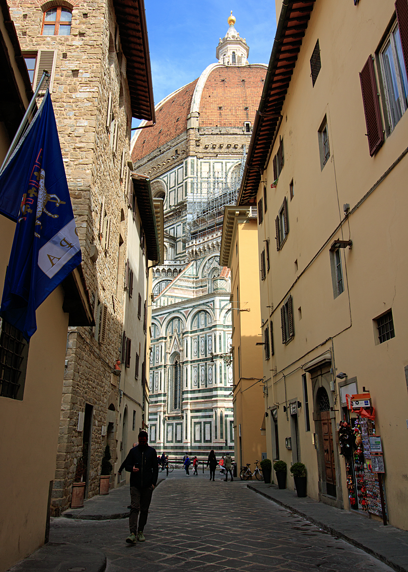 Blick zum dom durch die Gassen von Florenz