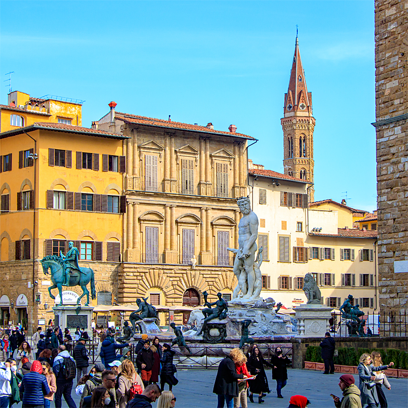Neptunbrunnen und die Reiterstatue von Cosimo di Medici Neptunbrunnen und die Reiterstatue von Cosimo di Medici