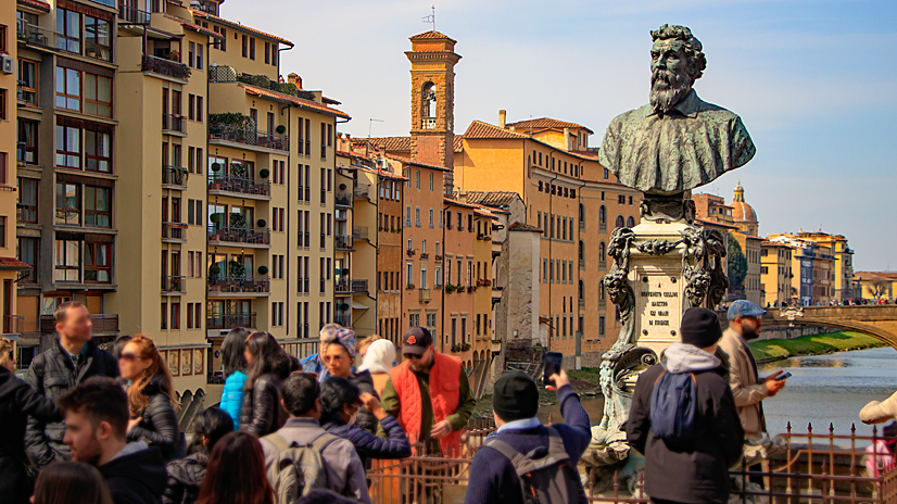 Fotomotiv auf der Ponte Vecchio Die Büste von Benvenuto Cellini auf der Ponte Vecchio