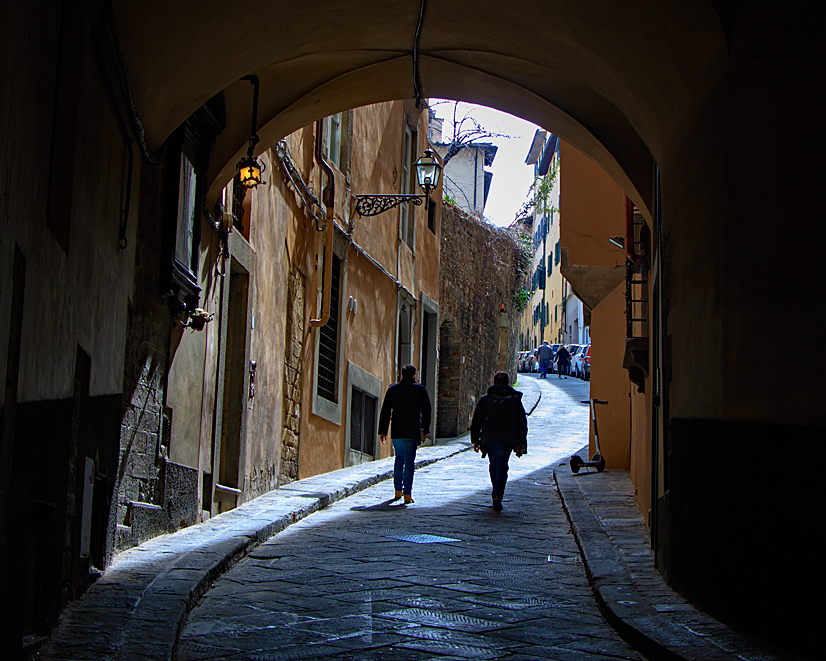 Spaziergang durch die versteckten Gassen von Florenz im Stadtviertel Oltrarno Spaziergang durch die versteckten Gassen von Florenz im Stadtviertel Oltrarno