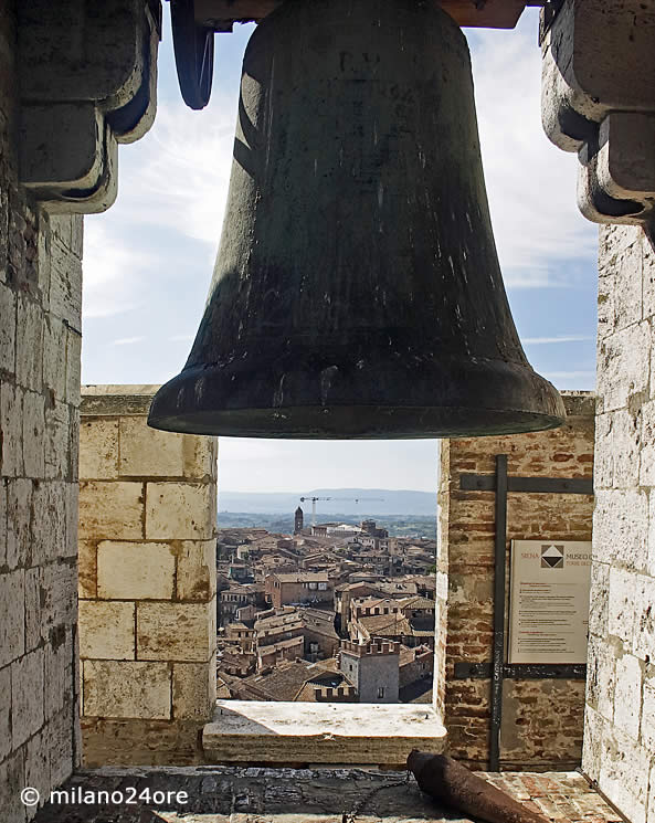 Glockenturm in Siena