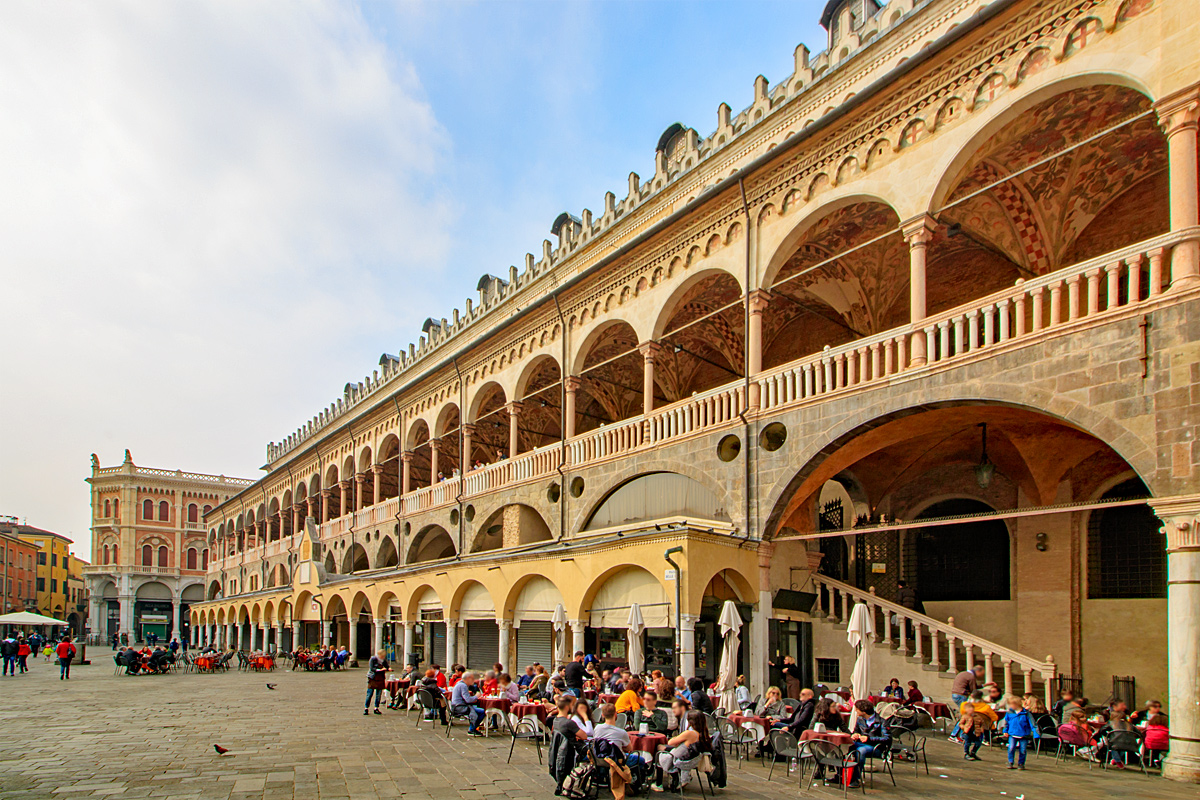 Piazza della Frutta mit dem Palazzo della Reagione in Padua