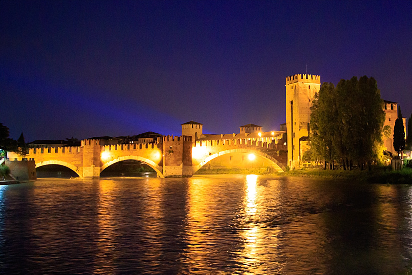 Castelvecchio mit Ponte Scaligero bei Nacht