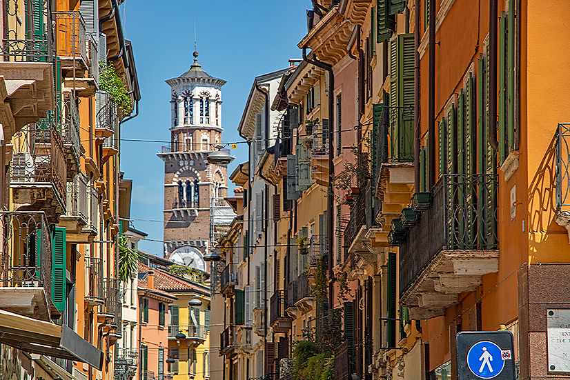 Via Mazzini mit Torre dei Lamberti