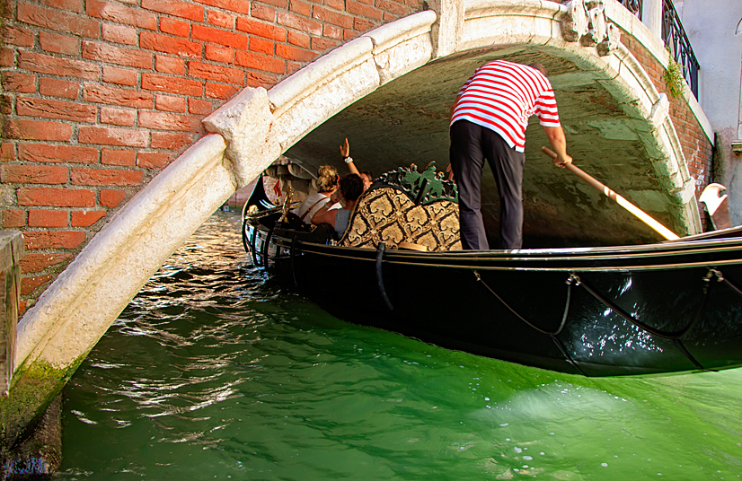 Gondelfahrt durch die Brücken von Venedig