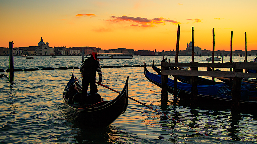 Gondelfahrt über den Canal Grande mit Blick zur Insel San Giorgio Maggiore bei Abenddämmerung Blick zur Insel San Giorgio Maggiore