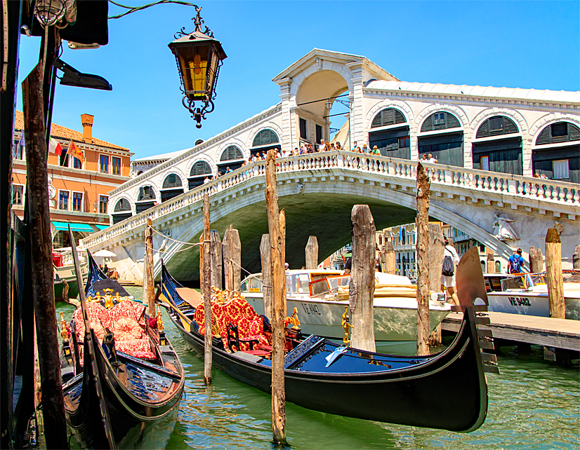 Venezianische Gondeln vor der Rialtobrücke