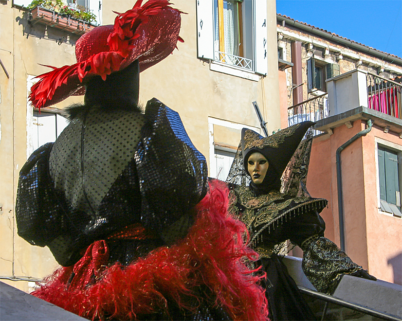 Venezianisches Karnevalskostüm mit Maske