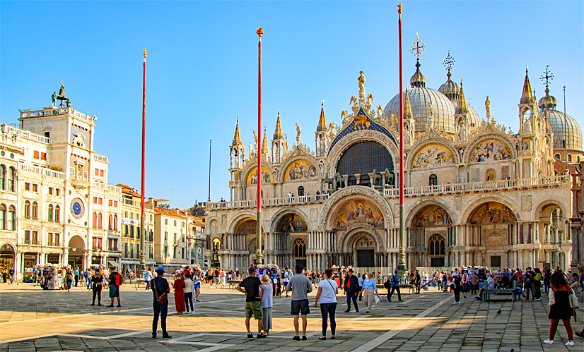 Piazza San Marco mit Basilika und Uhrturm 2025 © milano24ore Markusplatz mit Markusdom und Torre dell’Orologio
